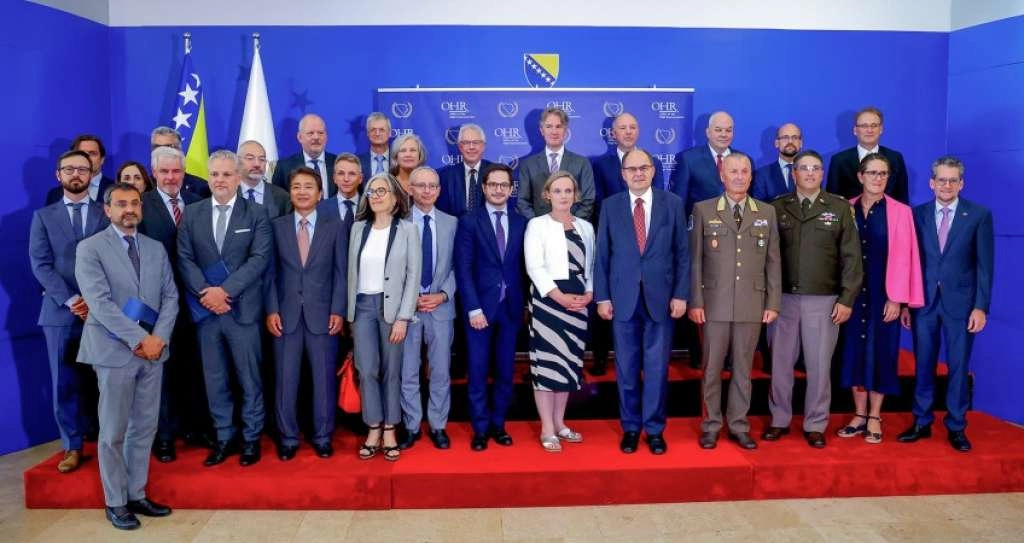 Entiteti nemaju pravo na odcjepljenje, postoje isključivo na osnovu Ustava BiH i nemaju nikakav vlastiti suverenitet